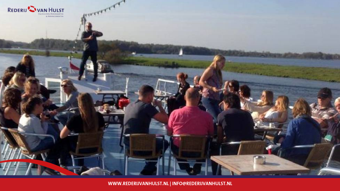 RederijvanHulst_social landingspagina_verjaarda Mensen op het dek van een boot