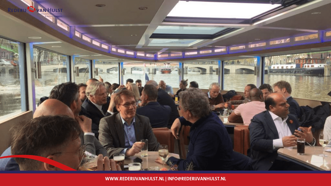 RederlijvanHulst_bezoek staatsecr Mensen aan tafel aan boord van schip