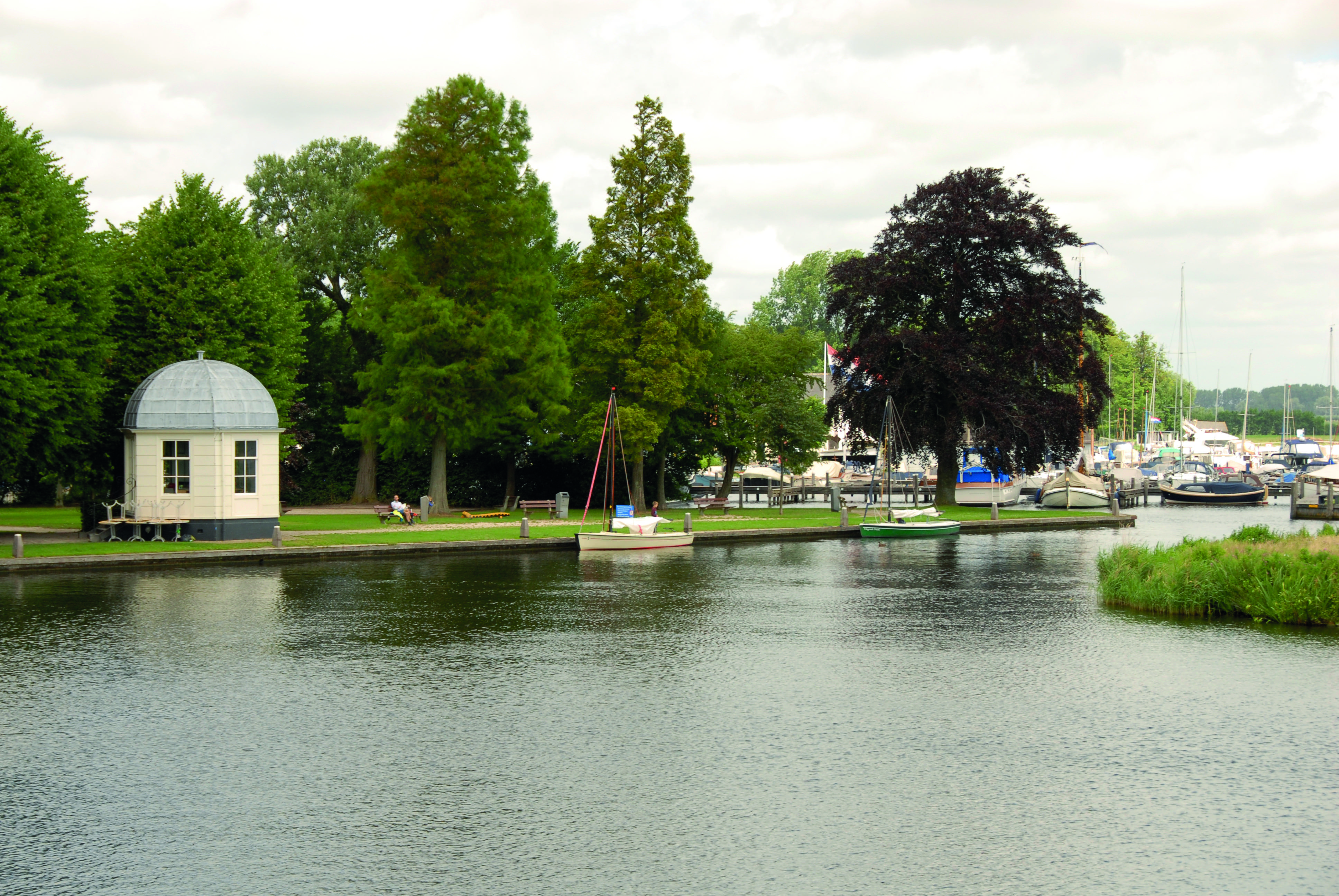 Theekoepeltje aan het water