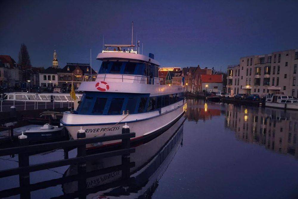 River Princess aan de kade